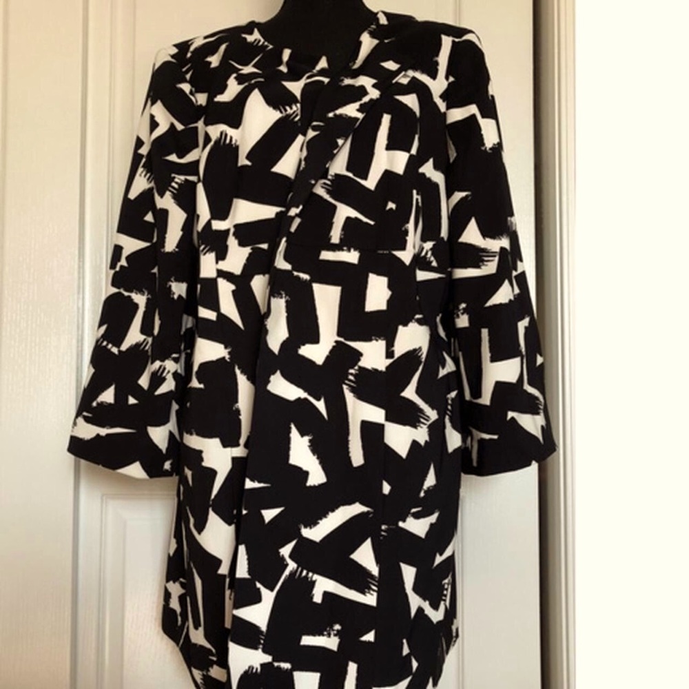 Longline blazer with front clasp and pockets in EXCELLENT condition; size 16